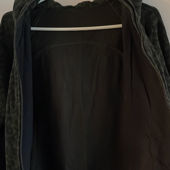 Like new Lululemon scuba hoodie size 10 in dark camo print - Picture 8 of 9